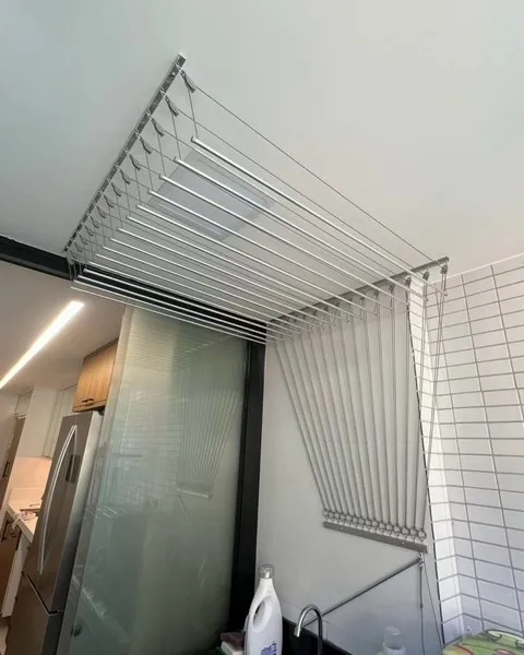 Varal de roupa suspenso em Vitória