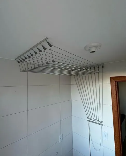 Varal de teto instalado em Vitória